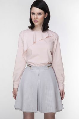Elegancka Różowa Bluzka z Asymetryczną Falbanką przy Dekolcie